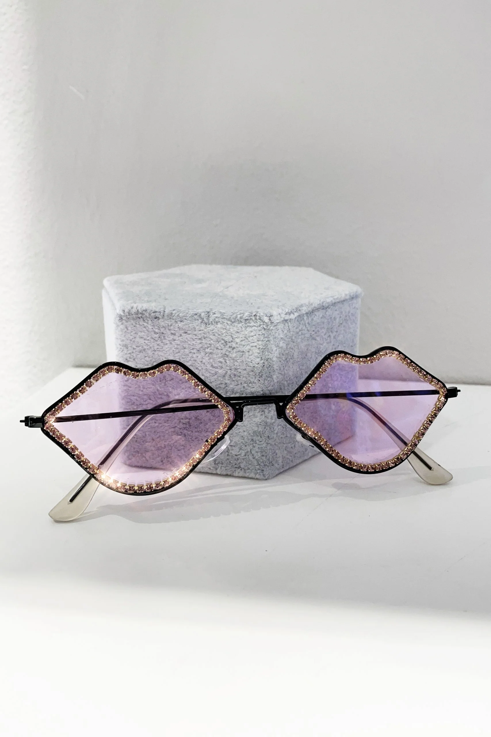 Ellinor lips sunglasses purple - Image 3