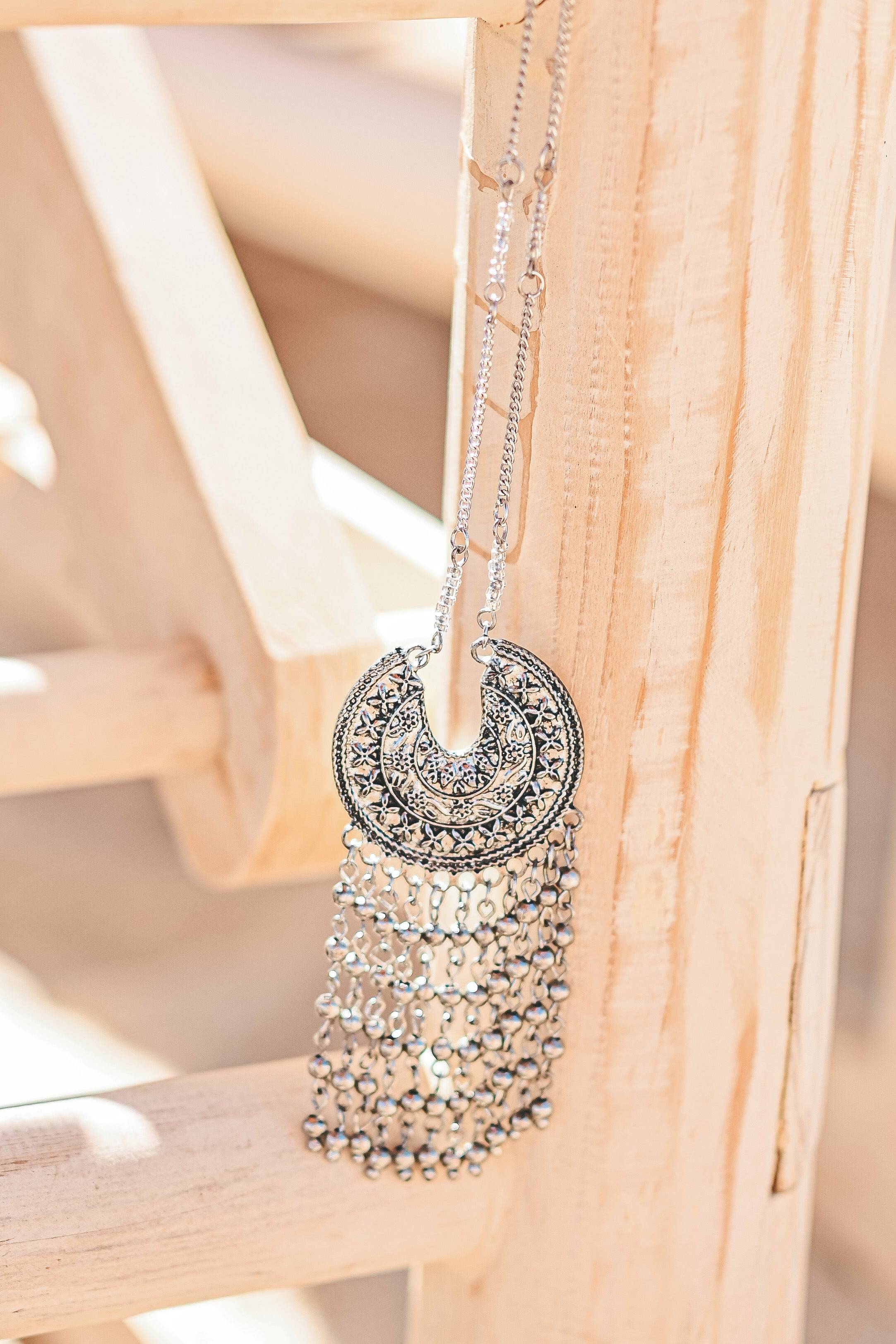 The silver necklace - Image 6