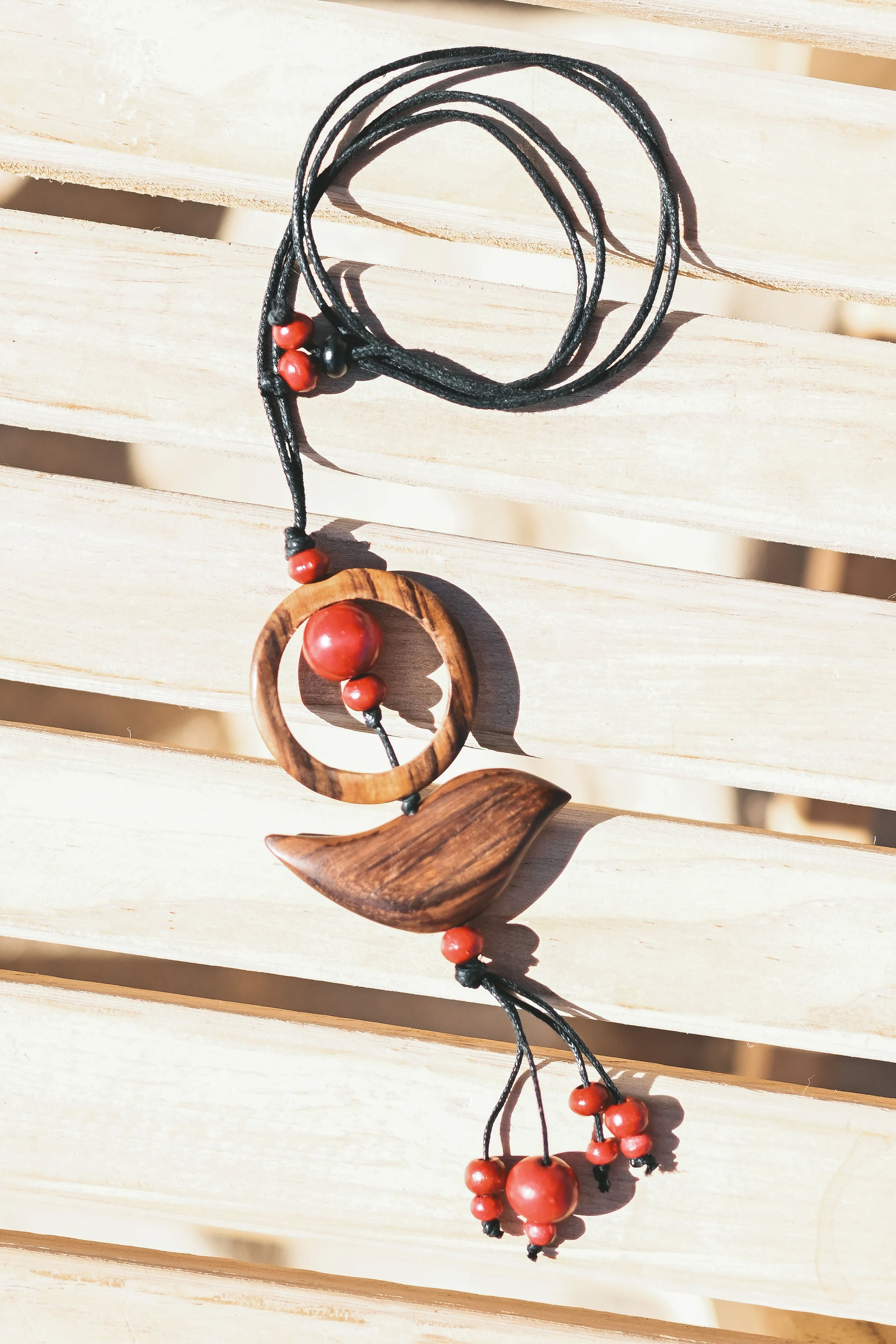 The wood necklace red